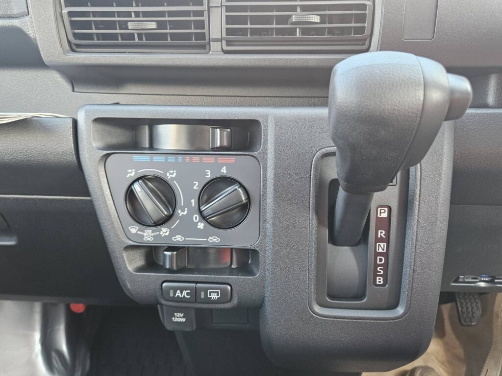 ダイハツ・ハイゼットカーゴ　エアコン調整・セレクトレバー