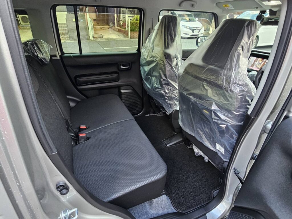 スズキ ハスラータフワイルド4WD 後部座席